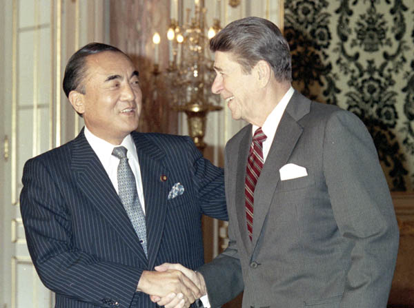 ８３年の日米首脳会談でレーガン米大統領（右）と／（Ｃ）共同通信社
