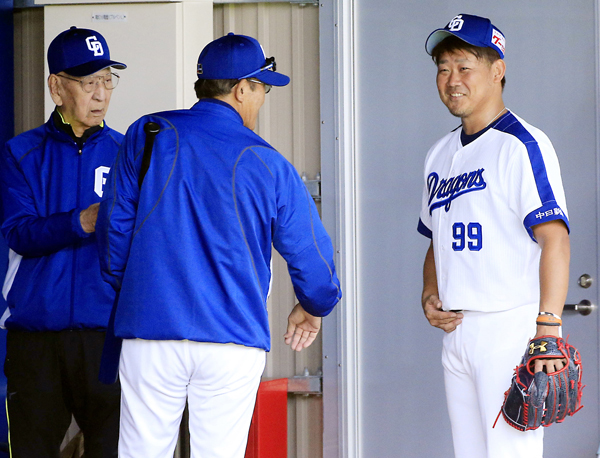 松坂はキャンプ初の投球で森監督と笑顔で会話（左は杉下茂臨時コーチ）／（Ｃ）日刊ゲンダイ
