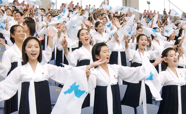 05年のアジア陸上（韓国・仁川）の開会式で統一旗を手に声援を送る北朝鮮応援団（Ｃ）共同通信社