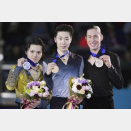 四大陸フィギュア表彰式で２位の宇野昌磨（左）と優勝した金博洋（右は３位Ｊ・ブラウン）＝台北（共同）／（Ｃ）共同通信社