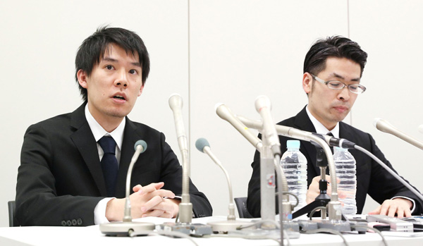 謝罪するコインチェックの和田社長（左）／（Ｃ）共同通信社