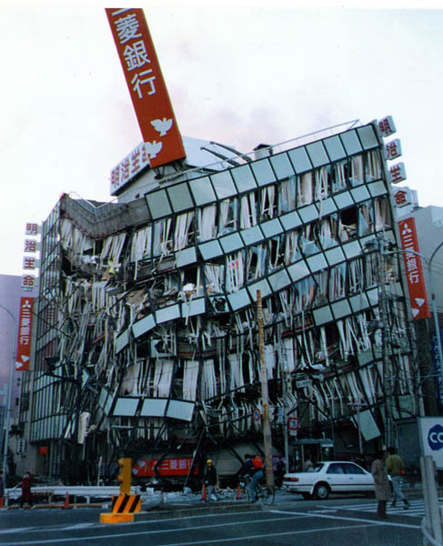 阪神大震災 神戸市内で鉄骨がへし折れた銀行のビル（Ｃ）日刊ゲンダイ