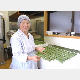 ９１歳で年間５万個の笹餅を作る桑田ミサオさん（Ｃ）日刊ゲンダイ
