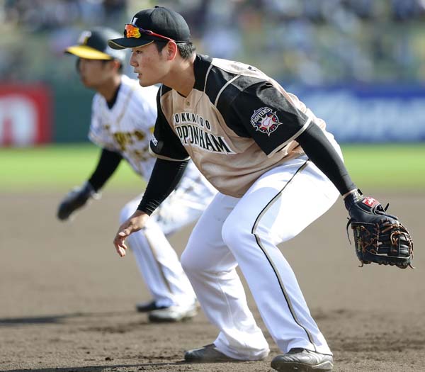 阪神との練習試合で八回から一塁の守備に就いた清宮（Ｃ）共同通信社