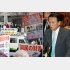 国税庁周辺で抗議の声を上げるデモ参加者たち（左）／（Ｃ）日刊ゲンダイ