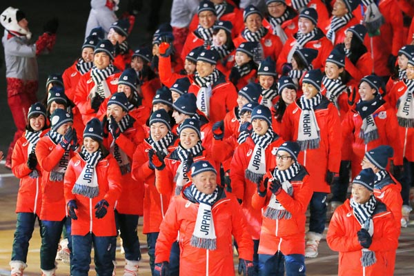 閉会式で入場行進する日本選手団（Ｃ）共同通信社