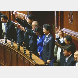 衆院が解散され万歳三唱する議員と安倍首相（Ｃ）日刊ゲンダイ