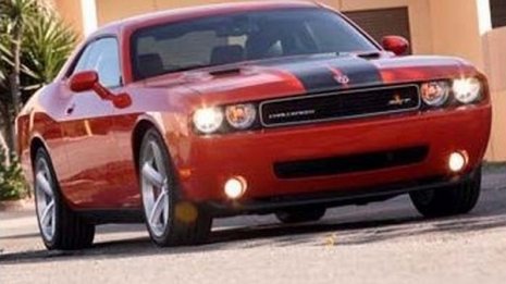 中央道を時速235kmで爆走し逮捕 怪物アメ車と謎の同乗者