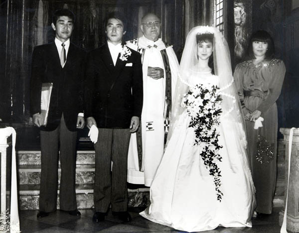 松田聖子、神田正輝の結婚式（１９８５年６月）で仲人を務めた渡夫妻（右が俊子夫人）／（Ｃ）日刊ゲンダイ