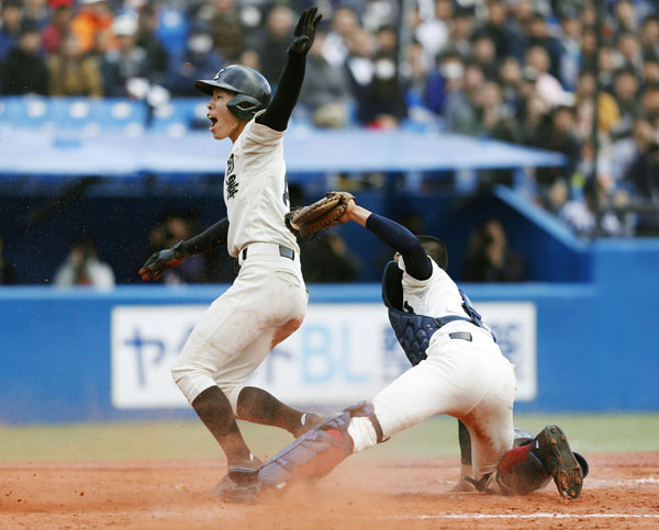 ２０１７年明治神宮野球大会での駒大苫小牧（本盗を決めた三走小林）／（Ｃ）共同通信社