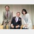 満面の笑みを浮かべる籠池前理事長、長女・町浪氏と写る麻生大臣（菅野完氏・赤澤竜也氏提供）