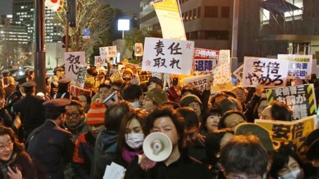 官邸前で5000人が怒りの声 「10万人デモ」再来の可能性も