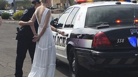 酒気帯び運転の花嫁を逮捕 警官のツイートに全米が大反響