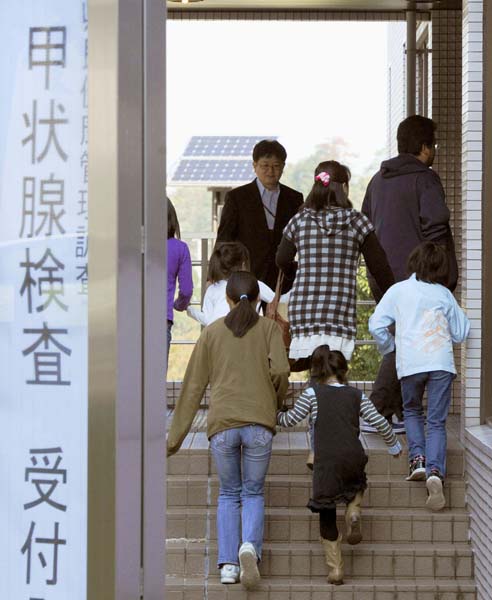 甲状腺検査に向かう子どもたち＝福島市の県立医大病院・２０１１年１０月（Ｃ）共同通信社