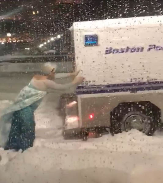 雪にはまったトラックを押すエルサ（フェイスブックから）
