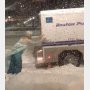 全米バカ受け 立ち往生のトラック救った“雪の女王”の正体