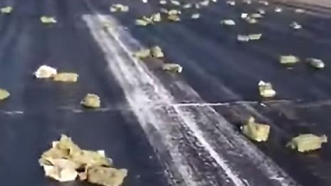 空から390億円 輸送機破損で“金の延べ棒”大量落下の珍事