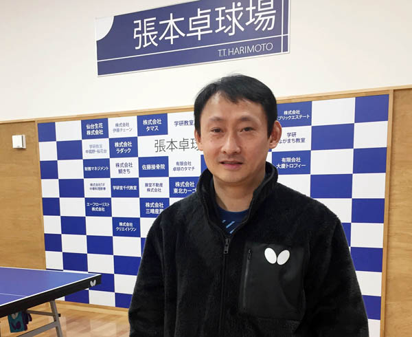 張本の父・宇さん（１６年に設立した張本卓球場で）／（提供写真）