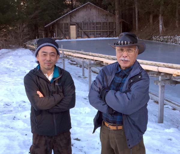 右が山本雄一郎氏（左は息子の仁一郎氏。氷池の奥に見えるのが氷室）（Ｃ）日刊ゲンダイ