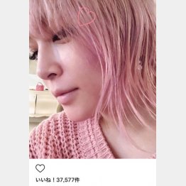 ピンク髪ショットが話題（公式インスタグラム）