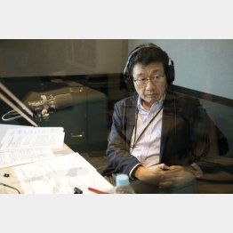 １８年度のナビゲーターを務める震災復興支援ラジオ番組「Hitachi Systems HEART TO HEART」（J-WAVEと東北放送）の収録風景／（Ｃ）Koji Takano
