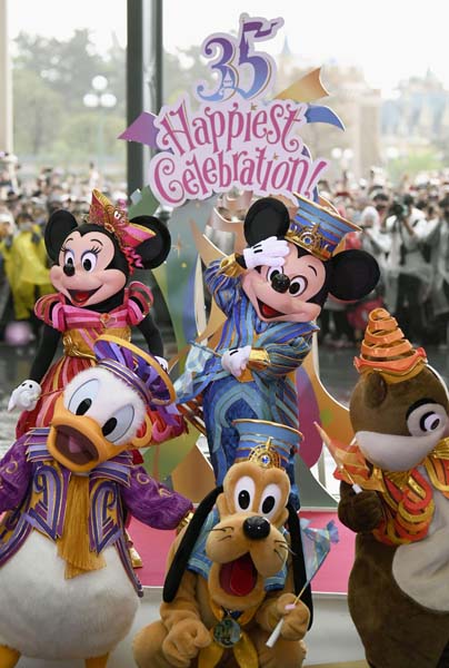 東京ディズニーランド開園３５周年を祝うミッキーマウスなどの人気キャラクター（Ｃ）共同通信社
