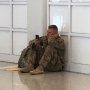 空港でiPhoneに見入る米兵士 祝福の声が上がったワケは…