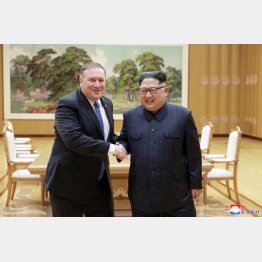 北朝鮮・平壌で握手するマイク・ポンペオ米国務長官と金正恩委員長（Ｃ）ロイター＝共同