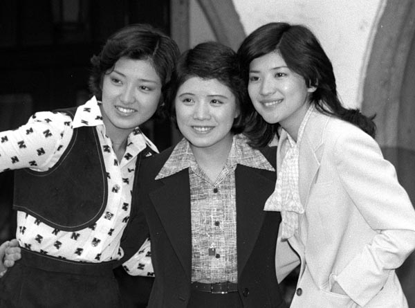 ３人娘は１９７７年に卒業式会見（Ｃ）共同通信社
