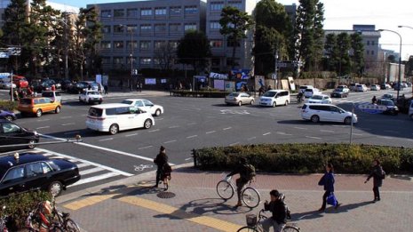 交差点でこたつ 逮捕された京大院生の動機と意外な“素性”