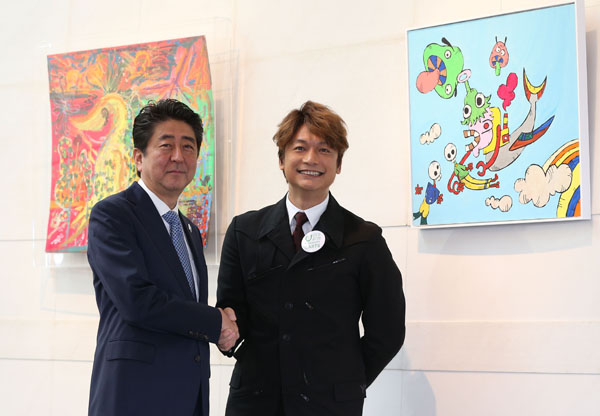 日本財団主催のアート企画展では安倍首相と握手も（Ｃ）日刊ゲンダイ