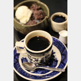 あんみつに別添えのコーヒー（右上）をかけて食べるのが邪宗門流（Ｃ）日刊ゲンダイ