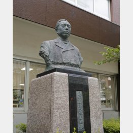 法学部前の山田顕義の銅像（Ｃ）日刊ゲンダイ