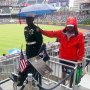 野球ファンが士官候補生に差し出した傘が意味することは…
