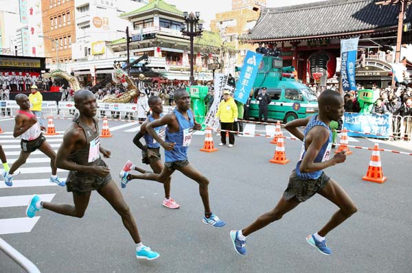 ２０１７年東京マラソンで雷門を通過する海外選手（代表撮影）