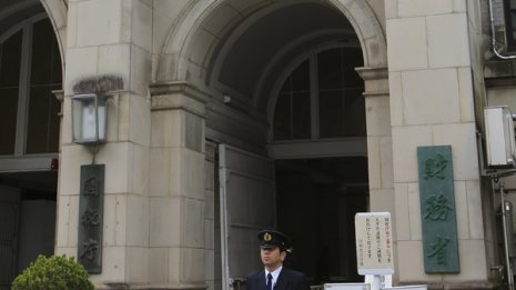 官僚が権力に忖度し中立性を失った国は誤った道へ向かう