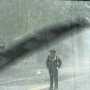 米女性警官が土砂降りの中…道路の真ん中に立っていたワケ