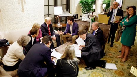 「Where is ABE?」 マクロン仏大統領の投稿写真が物議