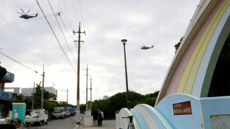 米軍機窓落下から半年…子供たちはヘリが飛ぶたび授業中断