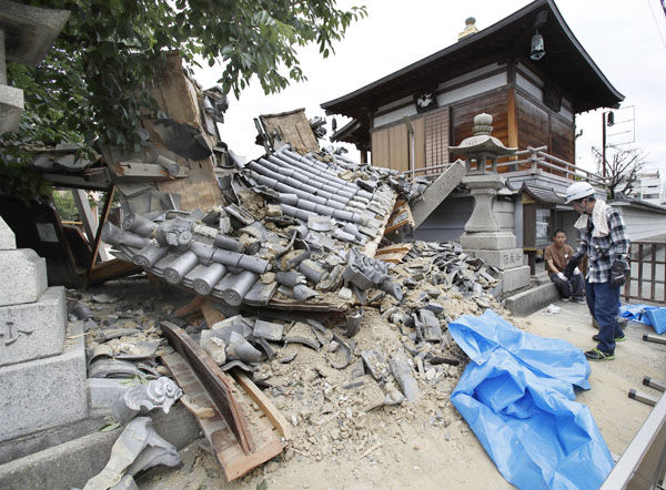 地震で崩れた妙徳寺の山門（Ｃ）共同通信社