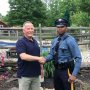 26年ぶり“奇跡の再会” 市警OBと現役警官が固く握手のワケ