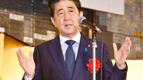 モリカケ潰しと国威発揚 安倍政権がほくそ笑む“W杯狂騒”