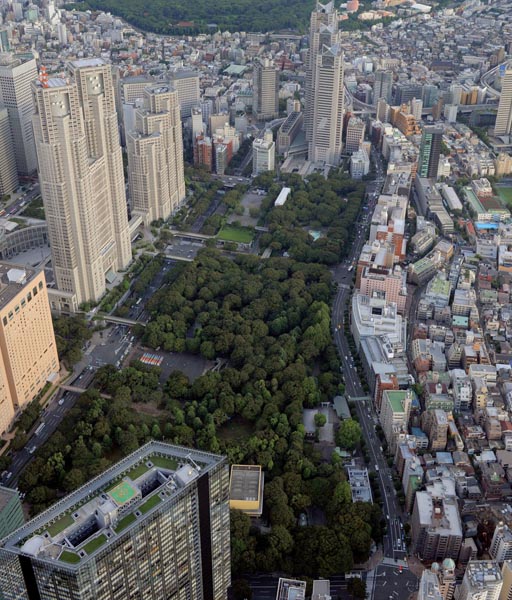 デモの出発地に使えるのは「新宿中央公園」のみに（Ｃ）共同通信社