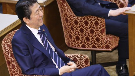 夏休み気分か 安倍首相“お気楽外遊”で延長国会の半分不在