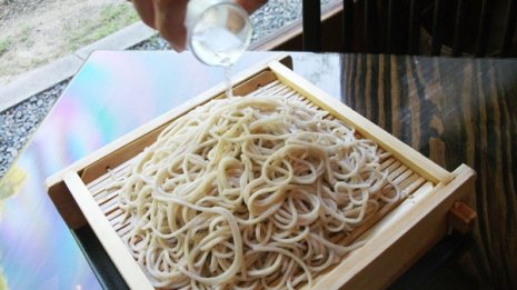 神戸酒心館さかばやし(石屋川)日本酒をかけて味わう盛りそば