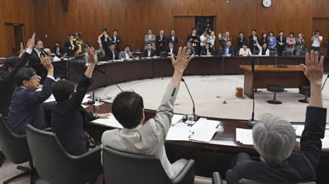 深刻な人手不足を無視 経済を知らない首相の働き方改革