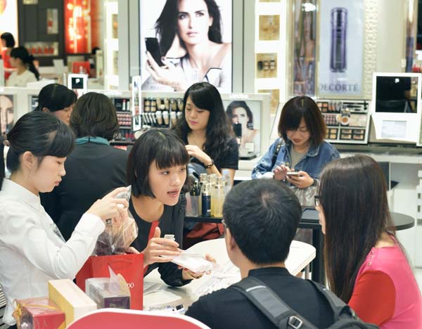 化粧品売り場は中国人でいっぱい（Ｃ）共同通信社