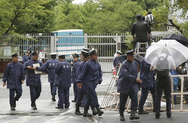 東京拘置所前で警戒する警察官（６日）／（Ｃ）共同通信社