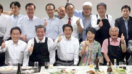 安倍首相と法相が オウム死刑執行前夜の“乾杯”に批判噴出