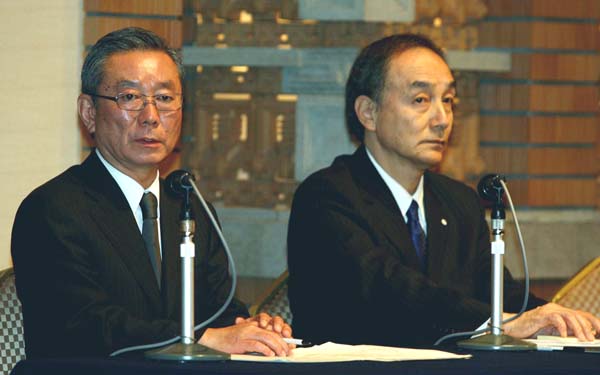 ６代目社長の林太郎（左）と櫻井社長（０７年）（Ｃ）日刊ゲンダイ